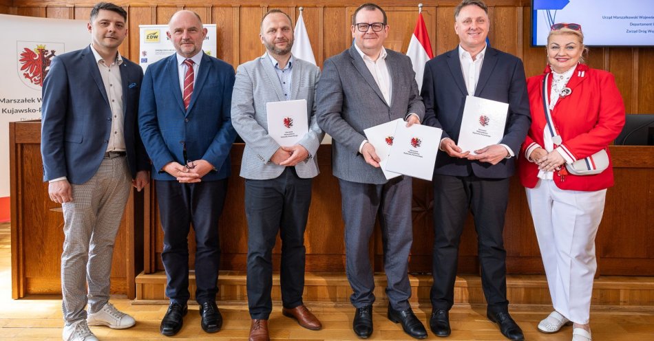zdjęcie: Kolejne inwestycje drogowe przed nami / fot. Szymon Zdziebło/tarantoga.pl dla UMWKP