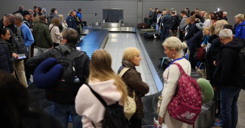 zdjęcie: MSZ ws. ewakuacji z Bliskiego Wschodu: od 1 marca region opuściło 7028 osób / Pyrzowice, 04.03.2026. Przylot Polaków ewakuowanych z Omanu na lotnisko w Pyrzowicach, 4 bm. Samolot linii Enter Air zabrał do Polski klientów biura podróży Itaka, którzy spędzali wakacje w Omanie i utknęli w tym kraju z powodu działań wojennych w regionie Zatoki Perskiej. (as/zkoc) PAP/Art Service