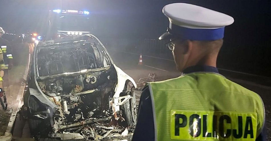 zdjęcie: Płonące auto na ruchliwej trasie / fot. KPP w Świeciu