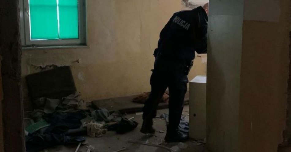 zdjęcie: Policjanci pomagają osobom bezdomnym / fot. KMP w Gdańsku