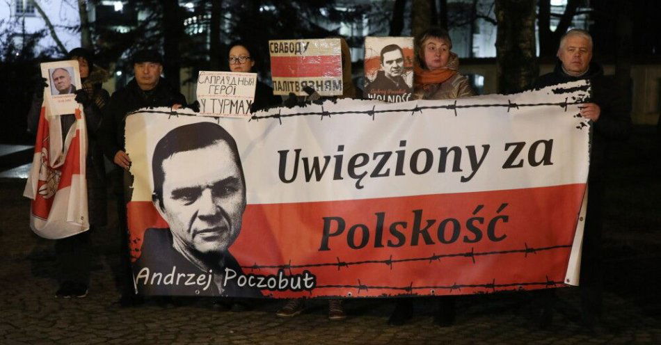 zdjęcie: Białystok: akcja solidarności z Andrzejem Poczobutem i innymi więźniami politycznymi na Białorusi / Białystok, 21.12.2025. Akcja solidarności z Andrzejem Poczobutem na skwerze przy pomniku Jerzego Popiełuszki w Białymstoku, 21 bm. Wyróżniony m.in. Nagrodą Sacharowa za Wolność Myśli 2025 dziennikarz i działacz Związku Polaków na Białorusi Andrzej Poczobut od 57 miesięcy znajduje się w białoruskim więzieniu. (ad) PAP/Artur Reszko