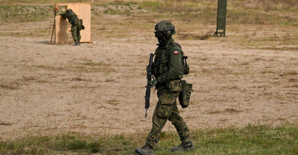 zdjęcie: Sztab Generalny: do 2039 r. liczebność Sił Zbrojnych RP ma wzrosnąć do 500 tys. żołnierzy / Biedrusko, 02.10.2025. Dzień medialny na poligonie Centrum Szkolenia Wojsk Lądowych w Biedrusku, 2 bm.   pionu szkolenia SZKOLENIOWIEC-25 poświęcony przysposobieniu Sił Zbrojnych RP do zachodzących zmian w środowisku bezpieczeństwa. W planie przewidziano strzelanie z czołgów Abrams M1A1 i K-2, pokaz procedur medycyny pola walki, strzelanie amunicją barwiącą i ślepą, pokaz dynamiczny detekcji i zagłuszania dronów. (jk/dw) PAP/Jakub Kaczmarczyk