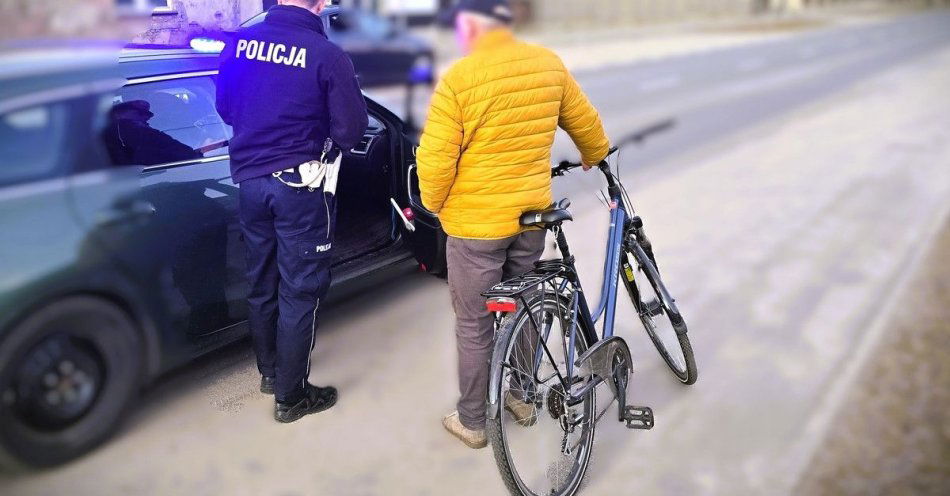 zdjęcie: Akcja Bezpieczny cyklista ujawniła 67 wykroczeń w Kłobucku / fot. KPP w Kłobucku Kontrola rowerzysty na ulicy Zamkowej w Kłobucku - Cyklista posiadał prawidłowe wyposażenie roweru i był trzeźwy