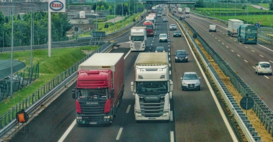 zdjęcie: W wakacyjne weekendy obowiązuje zakaz ruchu pojazdów powyżej 12 ton. Sprawdź w jakich godzinach / pixabay/3392100
