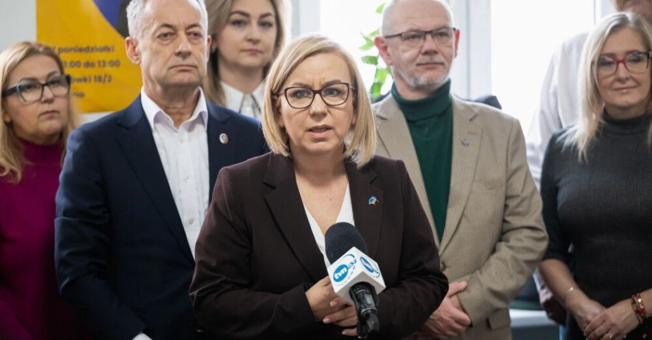 zdjęcie: Hennig-Kloska: od Polski 2050 będzie zależeć, czy do głosu w kraju dojdą siły o brunatnym odcieniu / Gniezno, 11.01.2026. Wiceprzewodnicząca Polski 2050, minister klimatu i środowiska Paulina Hennig-Kloska (C) podczas briefingu prasowego w swoim biurze poselskim w Gnieźnie, 11 bm. Briefing ph. „Energia, która łączy” dotyczy drugiej tury wyborów na przewodniczącą Polski 2050, w której Paulina Hennig-Kloska będzie rywalizować z Katarzyną Pełczyńską-Nałęcz. (jm) PAP/Jakub Kaczmarczyk