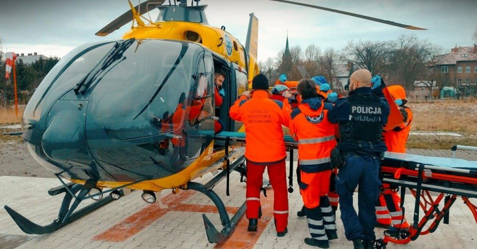 zdjęcie: Policjanci wraz z ratownikami skutecznie przywrócili funkcje życiowe mężczyzny / fot. KPP Świebodzin