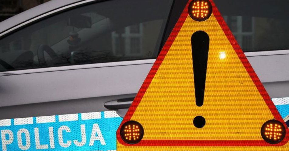 zdjęcie: Auto dachowało na drodze wojewódzkiej 737 / fot. KMP w Radomiu