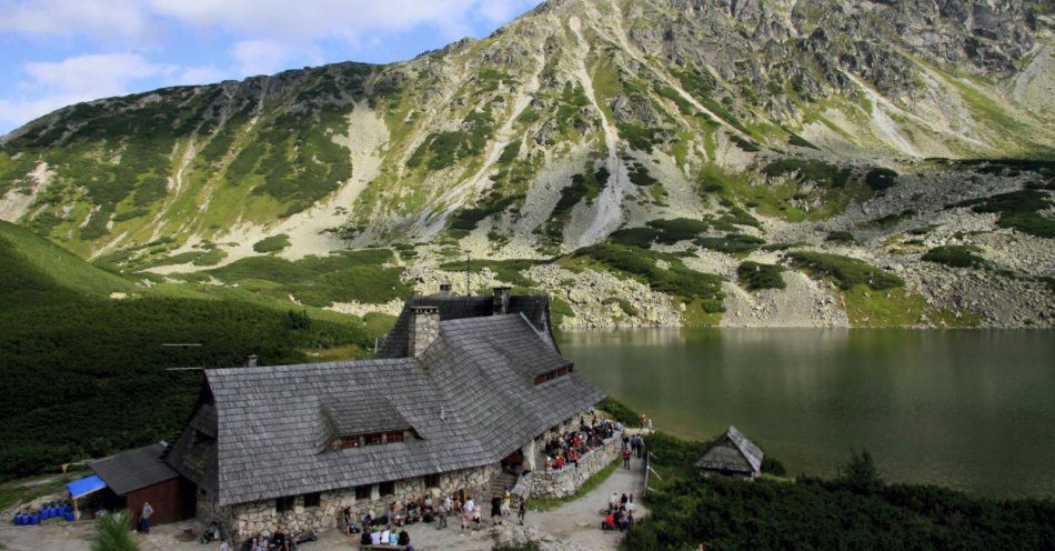 zdjęcie: Huraganowy wiatr w Tatrach zerwał fragment dachu schroniska w Dolinie Pięciu Stawów / fot. PAP