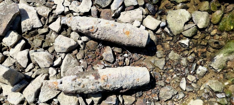 zdjęcie: Dwa pociski artyleryjskie odnalezione nad brzegiem rzeki Wisły / fot. KPP Opole Lubelskie