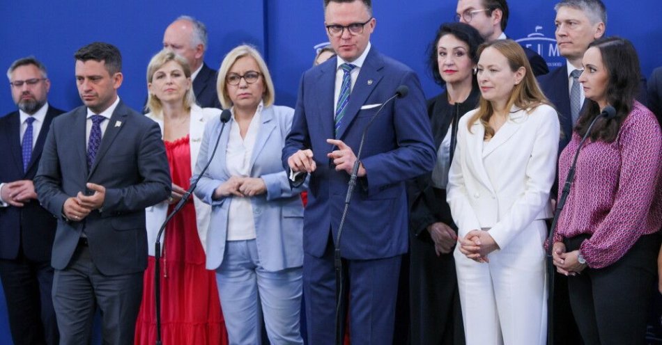 zdjęcie: Hołownia: nie ma ani jednej osoby, która rozważałaby odejście z Polski 2050 / Warszawa, 11.06.2025. Politycy Polski 2050, od lewej: Mirosław Suchoń, Paweł Śliz, Barbara Okuła, Paulina Hennig-Kloska, Szymon Hołownia, Ewa Schaedler, Katarzyna Pełczyńska-Nałęcz, Ewa Szymanowska i Barbara Oliwiecka podczas konferencji prasowej w Sejmie w Warszawie, 11 bm. Marszałek Sejmu i lider Polski 2050 Szymon Hołownia zapowiedział na konferencji głosowanie swojego klubu za wotum zaufania dla rządu Donalda Tuska. (mr) PAP/Rafał Guz