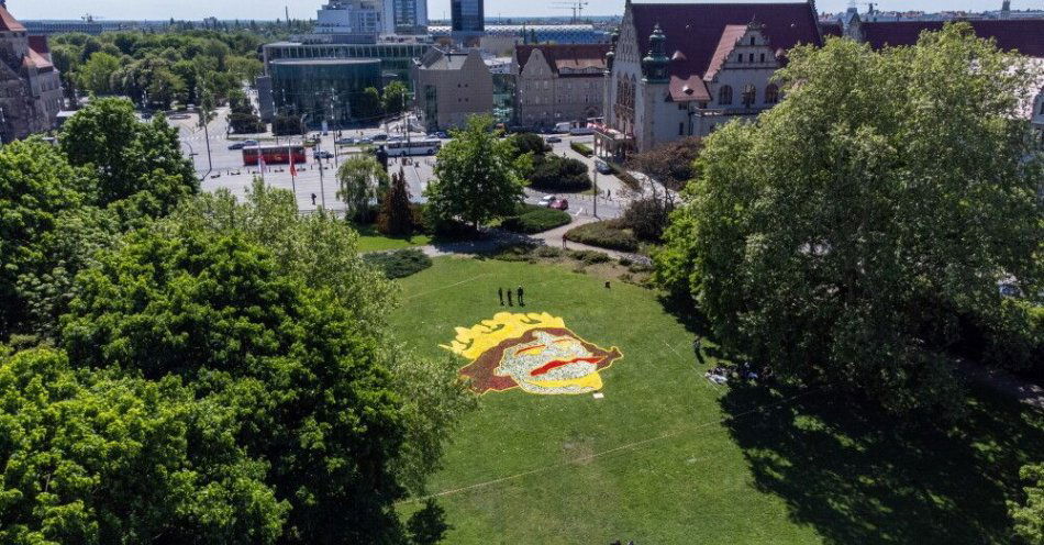 zdjęcie: Kwietny wizerunek Bolesława Chrobrego w parku miejskim / fot. PAP
