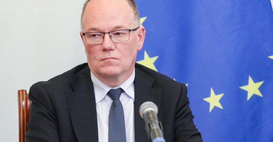 zdjęcie: Główny Geolog Kraju: Podhale potwierdza pozycję geotermalnego lidera Polski / Warszawa, 23.06.2025. Podsekretarz stanu w MKiŚ, główny Geolog Kraju Krzysztof Galos podczas konferencji prasowej w Państwowym Instytucie Geologicznym w Warszawie, 23 bm. Spotkanie dot. utworzenia Nowego Centrum Wymiany i Analiz Informacji dla Surowców i Georóżnorodności (ISAC-SIG), które ma być ważnym elementem cyfrowej tarczy bezpieczeństwa surowcowego Polski. (tg/mgut) PAP/Tomasz Gzell