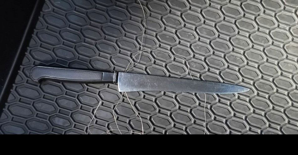 zdjęcie: Agresor z nożem zaatakował policjantów w Suwałkach / fot. KMP Suwałki