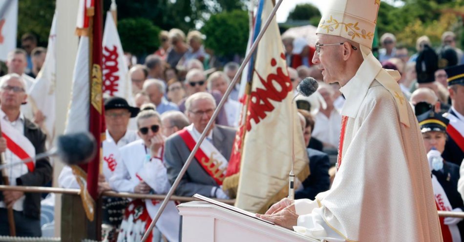 zdjęcie: Wiele krzywd wyrządzanych jest dziś w miejscu pracy i w związku z pracą / fot. PAP