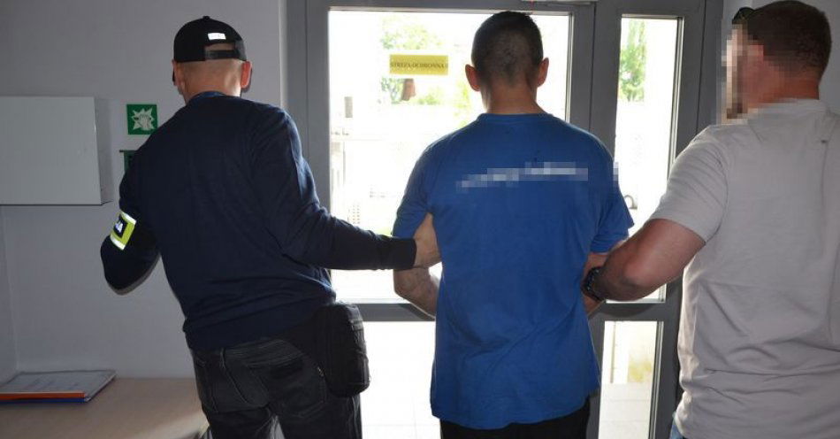 zdjęcie: Policjanci zatrzymali dwóch mężczyzn, którzy jechali kradzionym samochodem i kradli transformatory / fot. KPP w Wejherowie