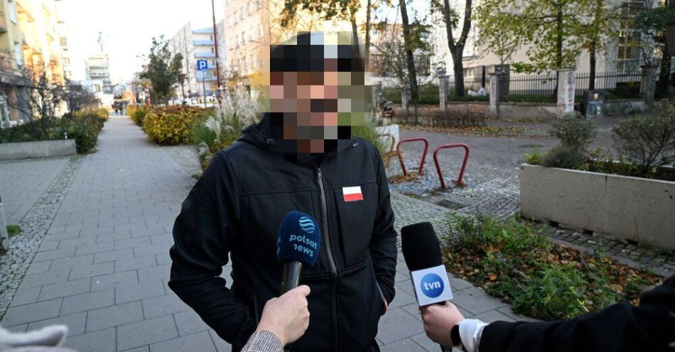 zdjęcie: Gdynia: dozór policyjny dla antyukraińskiego aktywisty i patostreamera Pawła N. / Gdynia, 03.11.2025. Patostreamer Paweł N. ps. Nazar przed Sądem Rejonowym w Gdyni, 3 bm. Sąd zadecydował o dozorze policyjnym dla 44-letniego Pawła N., znanego z proputinowskich i antyukraińskich wypowiedzi na portalach społecznościowych. Mężczyzna usłyszał łącznie sześć zarzutów, m.in. nawoływania do nienawiści na tle narodowościowym i wyznaniowym. (ad) PAP/Andrzej Jackowski ***Do tego materiału zdjęciowego dostępna jest również depesza w systemie CSI, pt.: Gdynia/ Dozór policyjny dla antyukrai