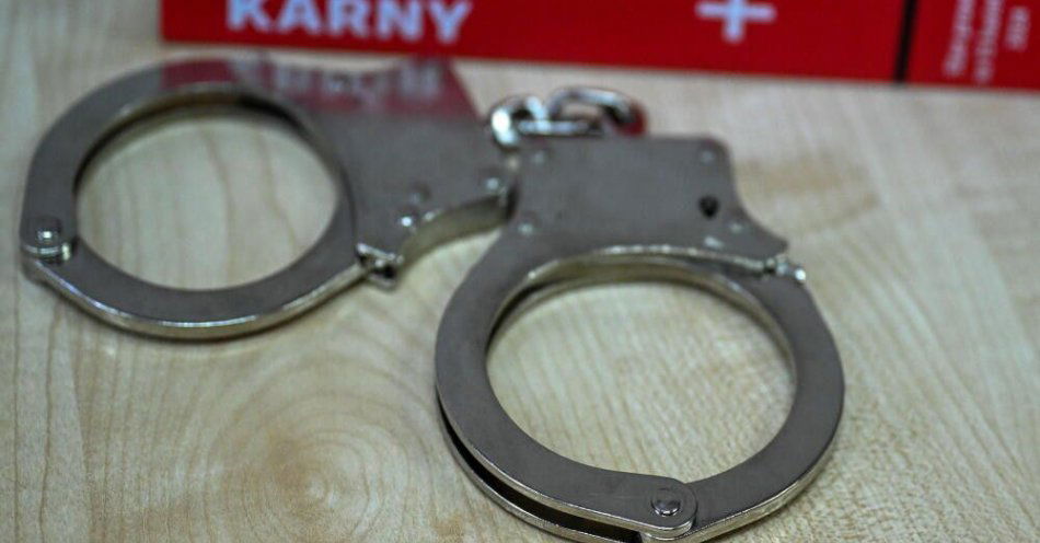 zdjęcie: Warszawa: sąd zastosował areszt tymczasowy wobec czwórki pseudograficiarzy z Hiszpanii / Przemyśl, 21.08.2024. Zdjęcie ilustracyjne. Kajdanki i zbiór karny w Przemyślu, 21 bm. PAP/Darek Delmanowicz
