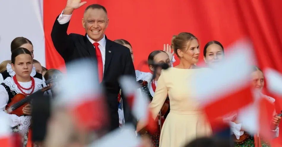 zdjęcie: Prezydent: chcę być głosem Polek i Polaków;  głosem polskiego narodu / Warszawa, 06.08.2026. Prezydent RP Karol Nawrocki (C-L) i pierwsza dama Marta Nawrocka (C-P) podczas uroczystości przed Pałacem Prezydenckim w Warszawie z okazji rocznicy zaprzysiężenia Karola Nawrockiego na Urząd Prezydenta Rzeczypospolitej Polskiej, 6 bm. (jm) PAP/Paweł Supernak