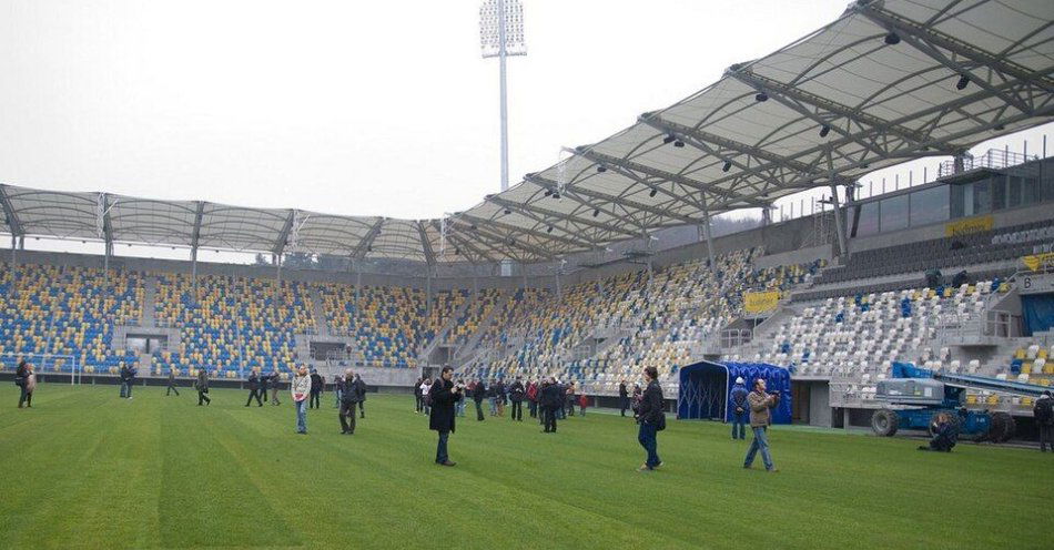 zdjęcie: Arka Gdynia - 95 lat futbolu nad Bałtykiem / Stadion GOSiR w Gdyni, fot. Axis.3City (Agnieszka Augustyn), CC BY-SA 2.0, https://commons.wikimedia.org/wiki/File:Stadion_GOSiR.jpg