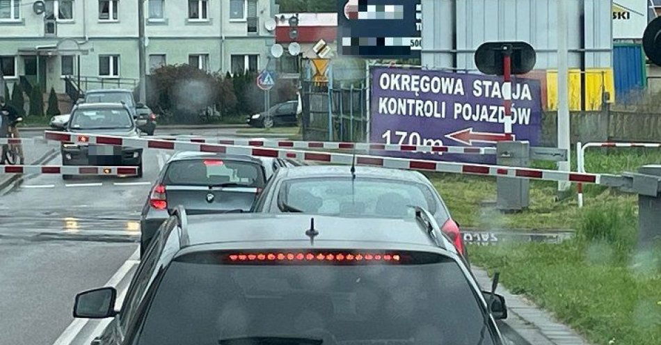 zdjęcie: Wjazd na przejazd podczas opuszczania zapór zakończony mandatem / fot. KPP w Ostródzie