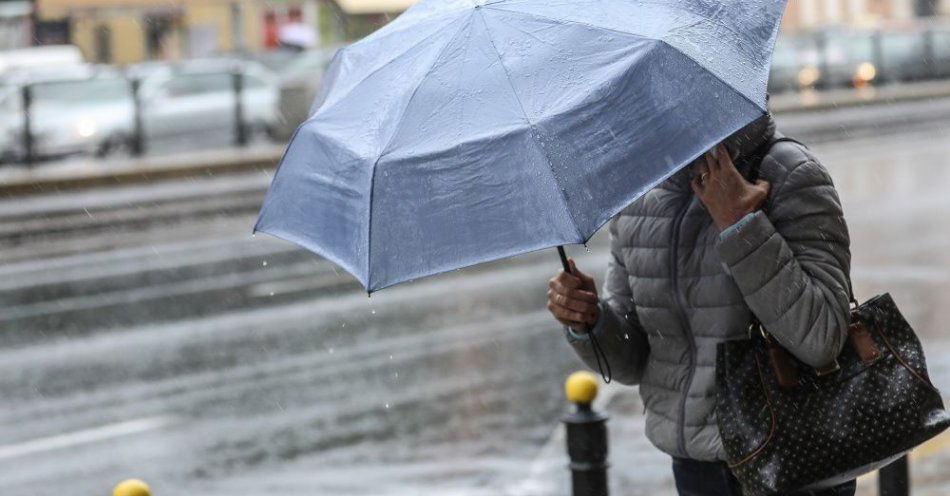 zdjęcie: Synoptyk IMGW: początek tygodnia pochmurny i deszczowy / Warszawa, 07.09.2017. Deszczowa pogoda w Warszawie, 7 bm. (rg/am) PAP/Rafał Guz