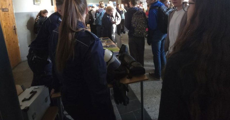 zdjęcie: Młodzież i służby rozmawiały o bezpieczeństwie w Jeleniej Górze / fot. KMP w Jeleniej Górze