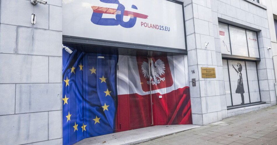 zdjęcie: Logo polskiej prezydencji zawisło na budynku Rady UE w Brukseli / fot. PAP