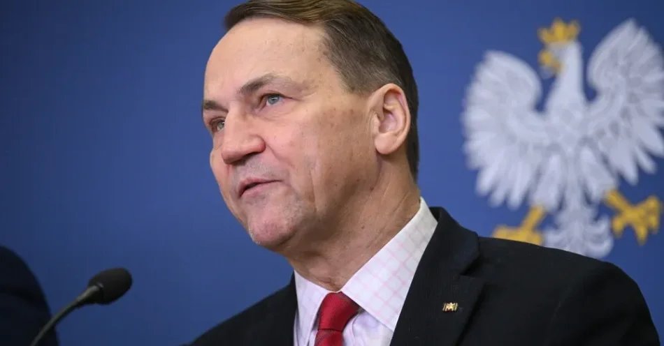zdjęcie: Szef MSZ o Porozumieniach Sierpniowych: wielkie zwycięstwo naszego narodu / Warszawa, 08.03.2026. Wicepremier, minister spraw zagranicznych Radosław Sikorski podczas wspólnej konferencji prasowej po spotkaniu Zespołu Koordynacyjnego ds. sytuacji na Bliskim Wschodzie, 8 bm. w siedzibie MSZ Warszawie. (sko) PAP/Marcin Obara