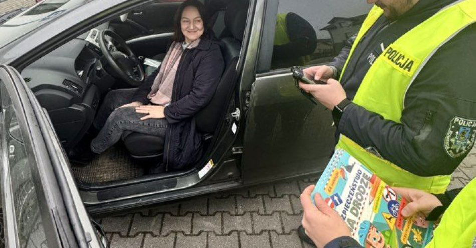 zdjęcie: Mikołajki z pucką drogówką nagradzają bezpiecznych kierowców / fot. KPP w Pucku