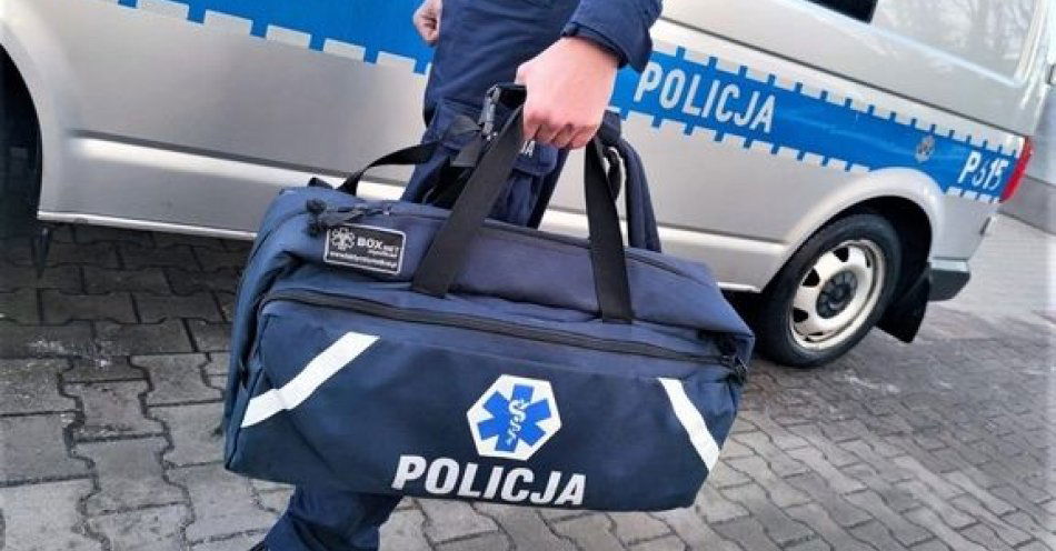 zdjęcie: Pomoc przede wszystkim. Zduńskowolscy policjanci uratowali mężczyznę / fot. KPP w Zduńskiej Woli