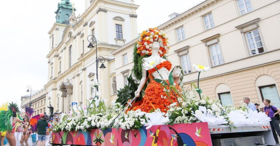 zdjęcie: Parada Syrenki przeszła warszawskim Nowym Światem / fot. PAP