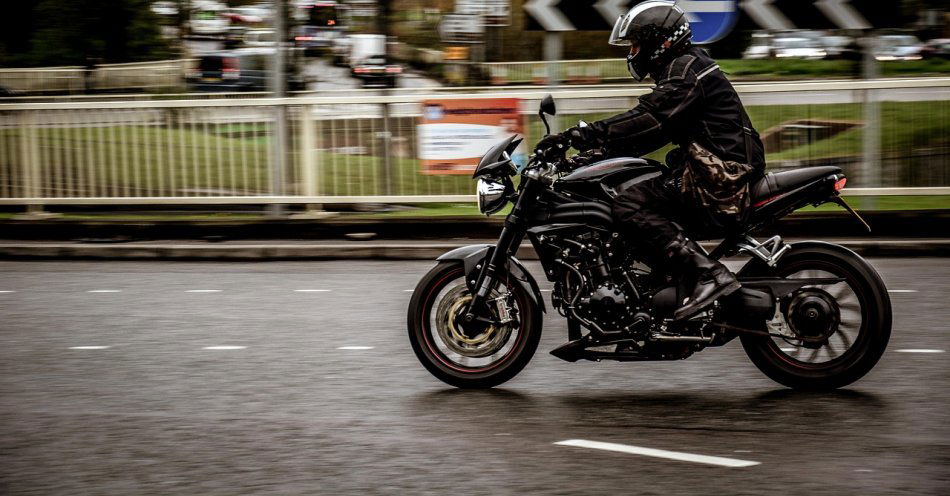 zdjęcie: Nieodpowiedzialny motocyklista / pixabay/2268521