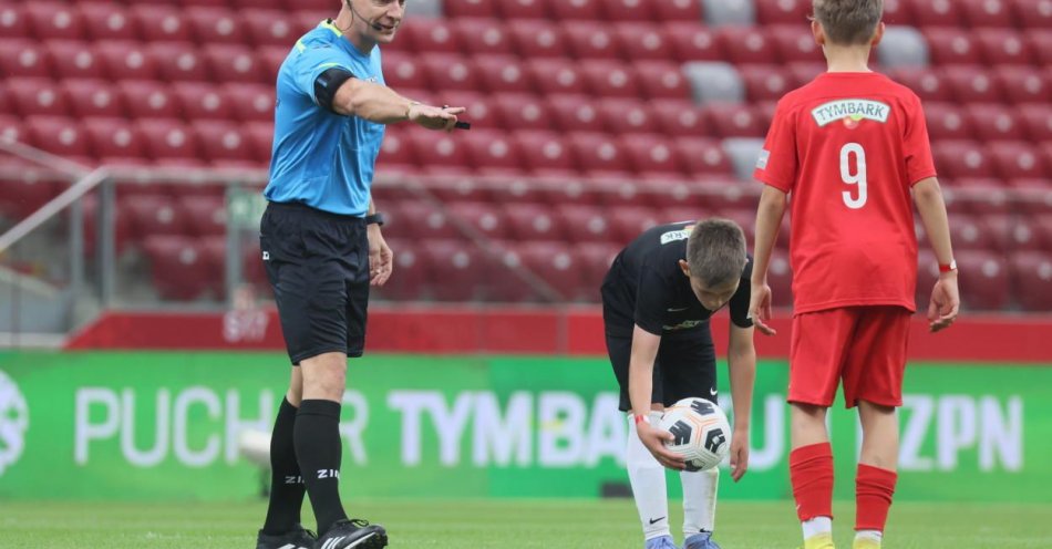 zdjęcie: Szymon Marciniak ze Złotą Odznaką „Za zasługi dla sportu” / fot. PAP