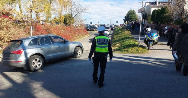 Policyjne patrole przy cmentarzach w Dębicy w Wszystkich Świętych