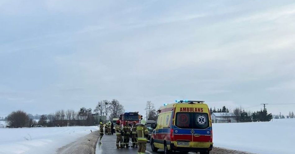 zdjęcie: Urwane koło autobusu uderzyło w Nissana w Czerwonym Dworze / fot. KPP w Sztumie