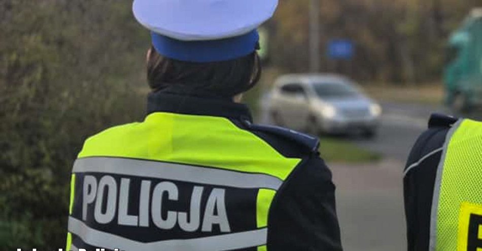 zdjęcie: Patrol przy przejściu w Zielonej Górze walczy o bezpieczeństwo pieszych / fot. KMP Zielona Góra