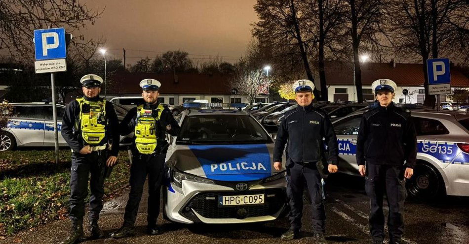 zdjęcie: Policjanci z Krakowa uratowali pasażera taxi w czasie reanimacji / fot. KMP w Krakowie