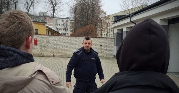 Uczniowie ZS nr 1 poznali pracę bielskich policjantów