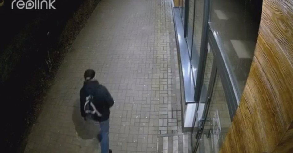 zdjęcie: Policjanci proszą o pomoc w identyfikacji sprawcy przestępstwa / fot. KPP w Pyrzycach