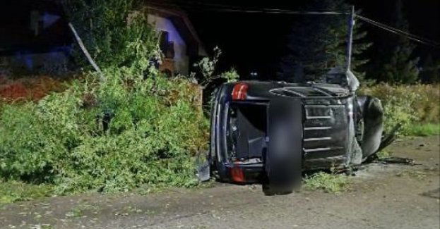 Stracił panowanie nad pojazdem – uderzył w drzewo