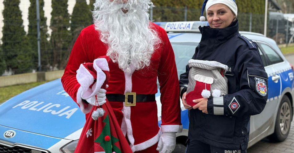 zdjęcie: Policyjny Mikołaj odwiedził wszystkie gminy powiatu / fot. KPP w Poddębicach