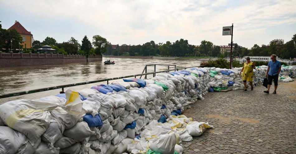 zdjęcie: Woda we Wrocławiu opada / fot. PAP