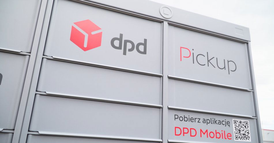 zdjęcie: Automaty paczkowe w Polsce stają się dostępniejsze dla osób z niepełnosprawnościami. Pojawiają się również usprawnienia dla seniorów / fot. Newseria - DPD Polska, automat paczkowy
