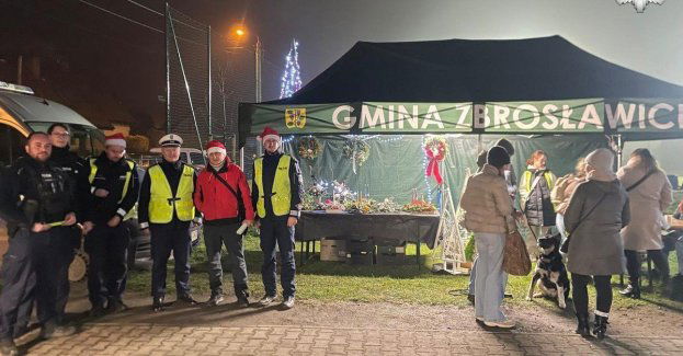 Dzielnicowi stroją choinki i rozdają odblaski przed świętami