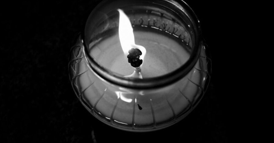 zdjęcie: Zmarła Anna Kurek „Anka”, sanitariuszka i pielęgniarka w Powstaniu Warszawskim / Przemyśl, 02.11.2021. Znicz na grobie na Cmentarzu Zasańskim w Przemyślu, 2 bm. W Kościele katolickim obchodzony jest dzisiaj Dzień Zaduszny nazywany też Zaduszkami. (dd/dw) PAP/Darek Delmanowicz