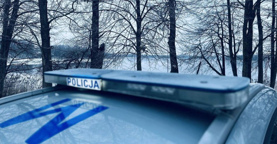 zdjęcie: Policjanci przestrzegają przed wchodzeniem na zamarznięte akweny / fot. KPP Sejny