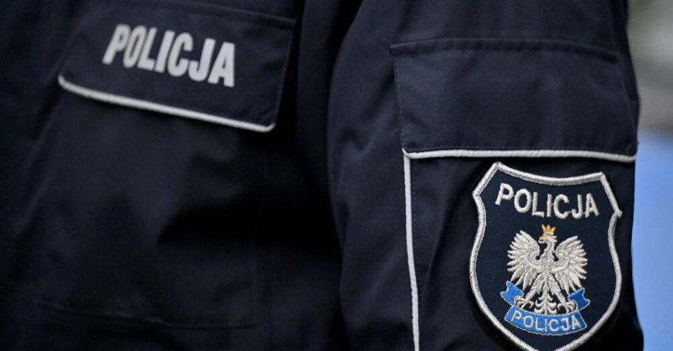 zdjęcie: Policja: w pierwszy dzień świąt ponad 12 tysięcy interwencji / Radom, 18.12.2025. Logo policji widoczne na mundurze, 18 bm. (pp/mgut) PAP/Piotr Polak