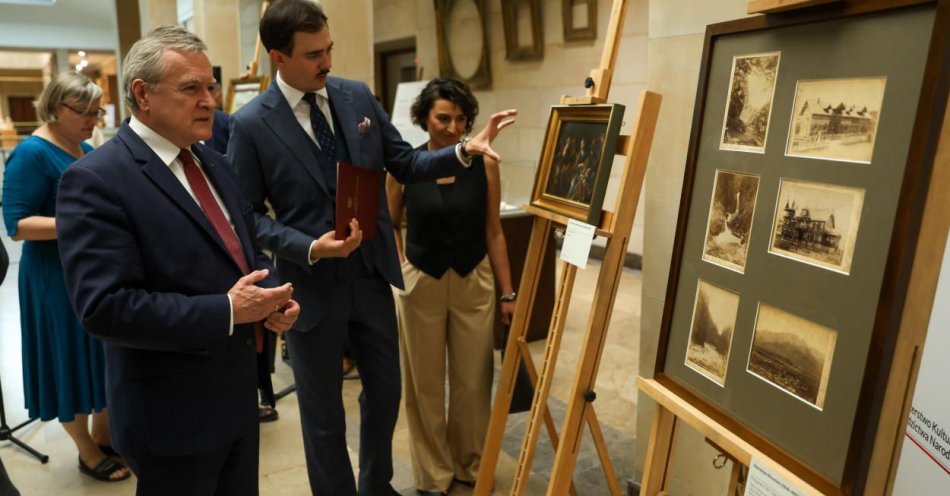 zdjęcie: Do zbiorów Muzeum Narodowego w Warszawie trafiło 11 odzyskanych obiektów / fot. PAP