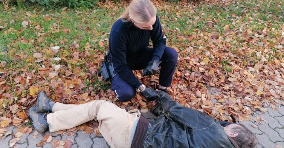 zdjęcie: Dzierżoniowscy policjanci udzielali pomocy przedmedycznej / fot. KPP w Dzierżonowie