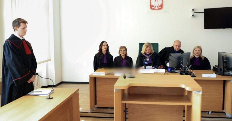 zdjęcie: Ksiądz skazany na 2,5 roku więzienia za przestępstwa na szkodę dzieci / Sosnowiec, 24.03.2026. Sędziowie Ewelina Pałgan-Witek (3P), Piotr Horzela (2P), ławnicy: Ewa Szulińska-Jeziorska (3L), Anna Awłasewicz-Madejska (2L), Monika Woźniak (P) i prokurator Bartosz Kilian (L) w Sądzie Okręgowym w Sosnowcu, 24 bm. Sąd ma ogłosić wyrok w procesie duchownego z diecezji sosnowieckiej, oskarżonego o pedofilię. (ad) PAP/Jarek Praszkiewicz *** UWAGA!!! ZAKAZ PUBLIKACJI WIZERUNKU I DANYCH OSOBOWYCH OSKARŻONEGO! ***